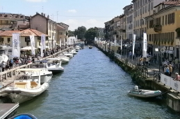 800px The_Naviglio_Grande_in_Milan_ _01_ _during_fiera_NavigaMi_boat_Show_ _salone_nautico_NavigaMi