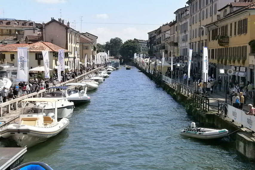 800px The_Naviglio_Grande_in_Milan_ _01_ _during_fiera_NavigaMi_boat_Show_ _salone_nautico_NavigaMi